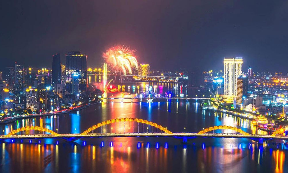 Spectacular fireworks display by Viet Nam’s Z121 team lights up Da Nang skies